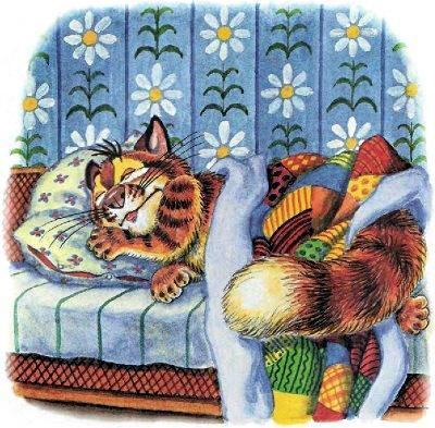 кот Пузик спит в кровати